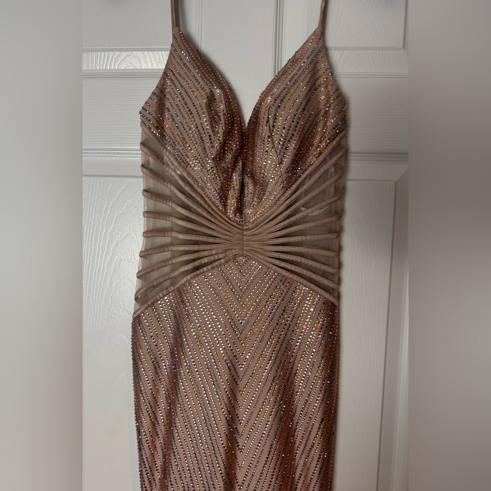Gorgeous beaded rose gold gown. - Picture 3 of 7